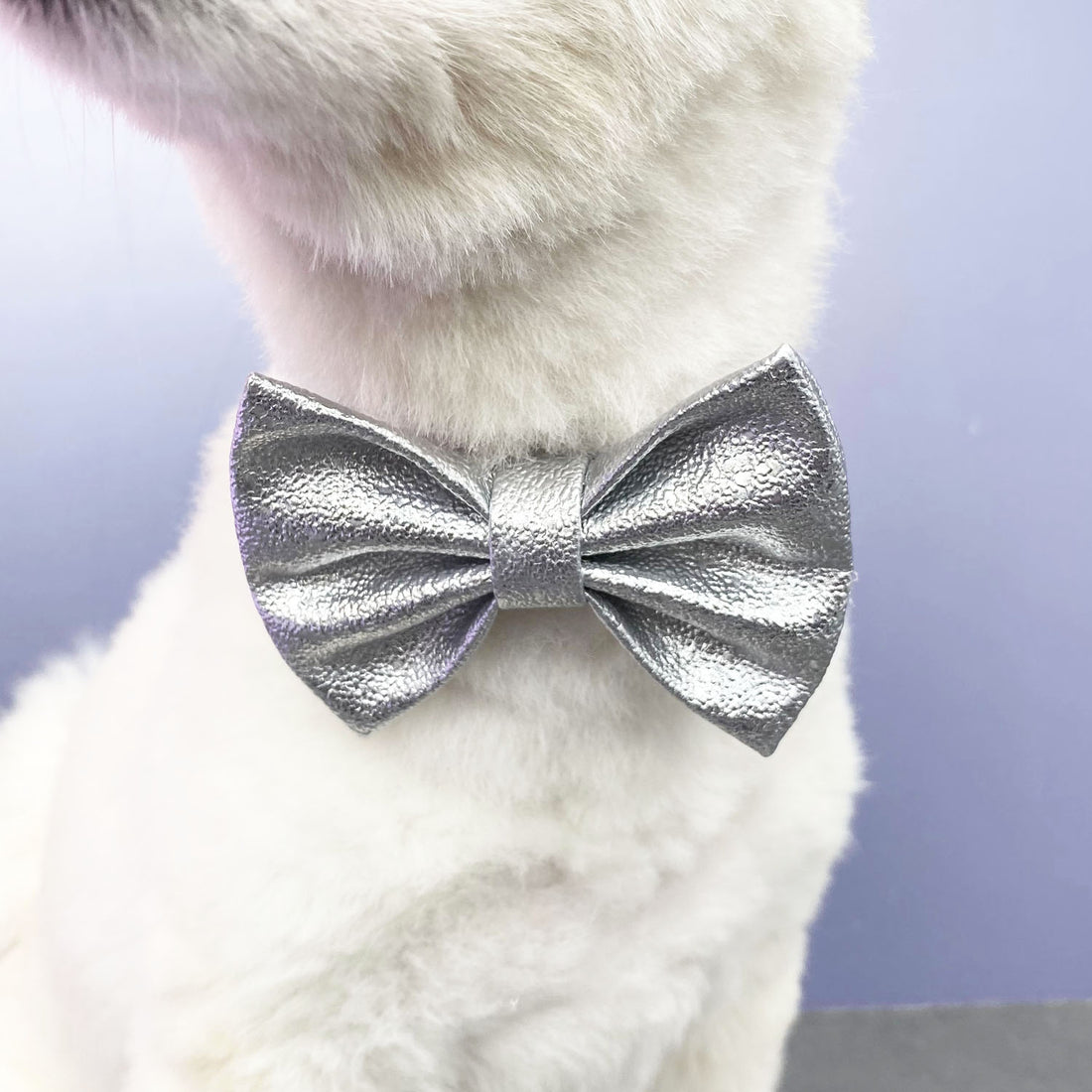 Corbatín plateado navideño con caucho Wawaw para mascotas perros y gatos.