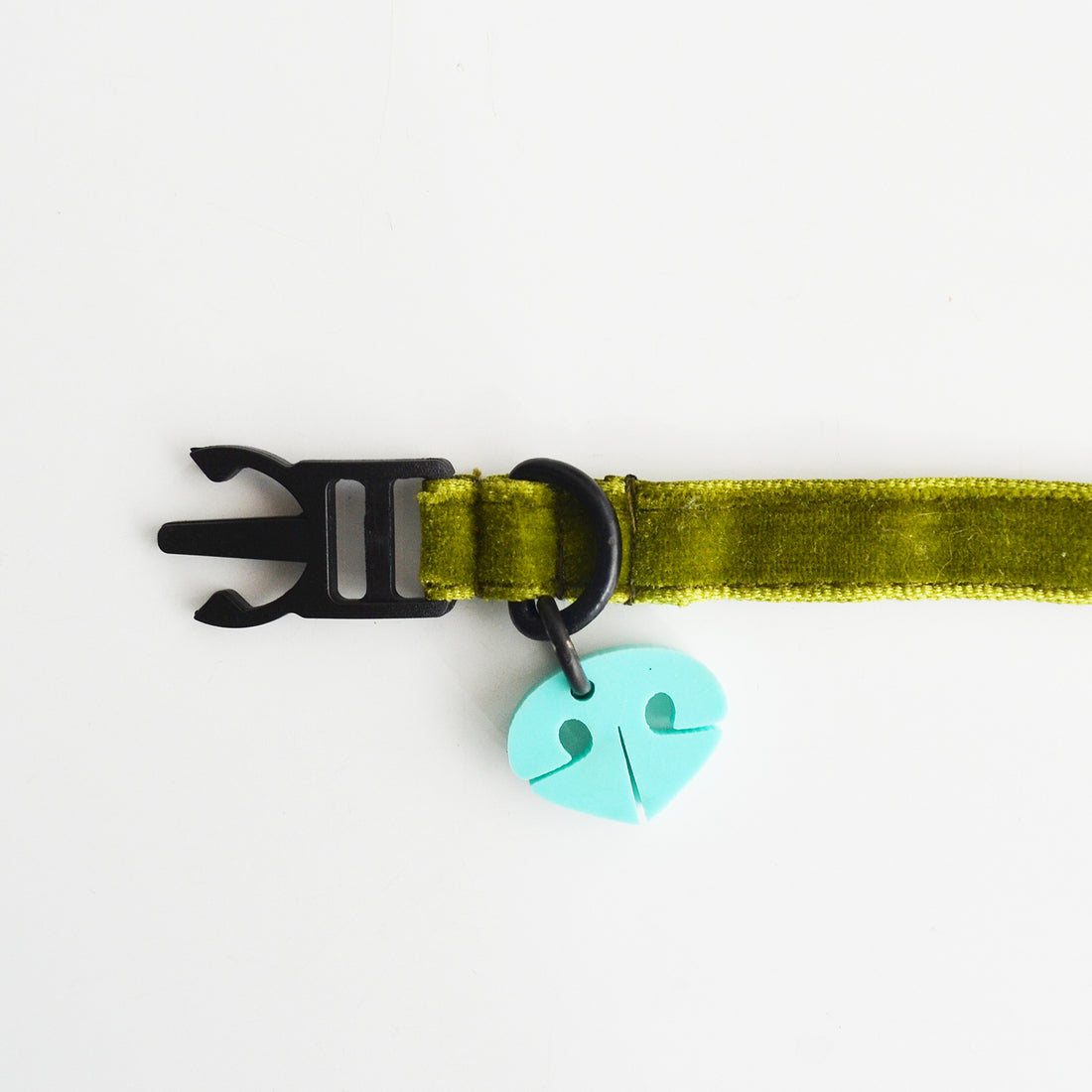 Collar gato terciopelo verde Wawaw para mascotas perros y gatos.