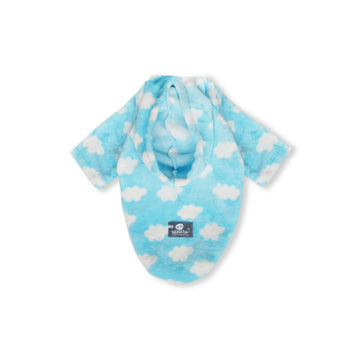 Hoodie azul nubes blancas