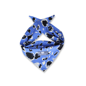 Pañoleta azul manchas negro y blanco